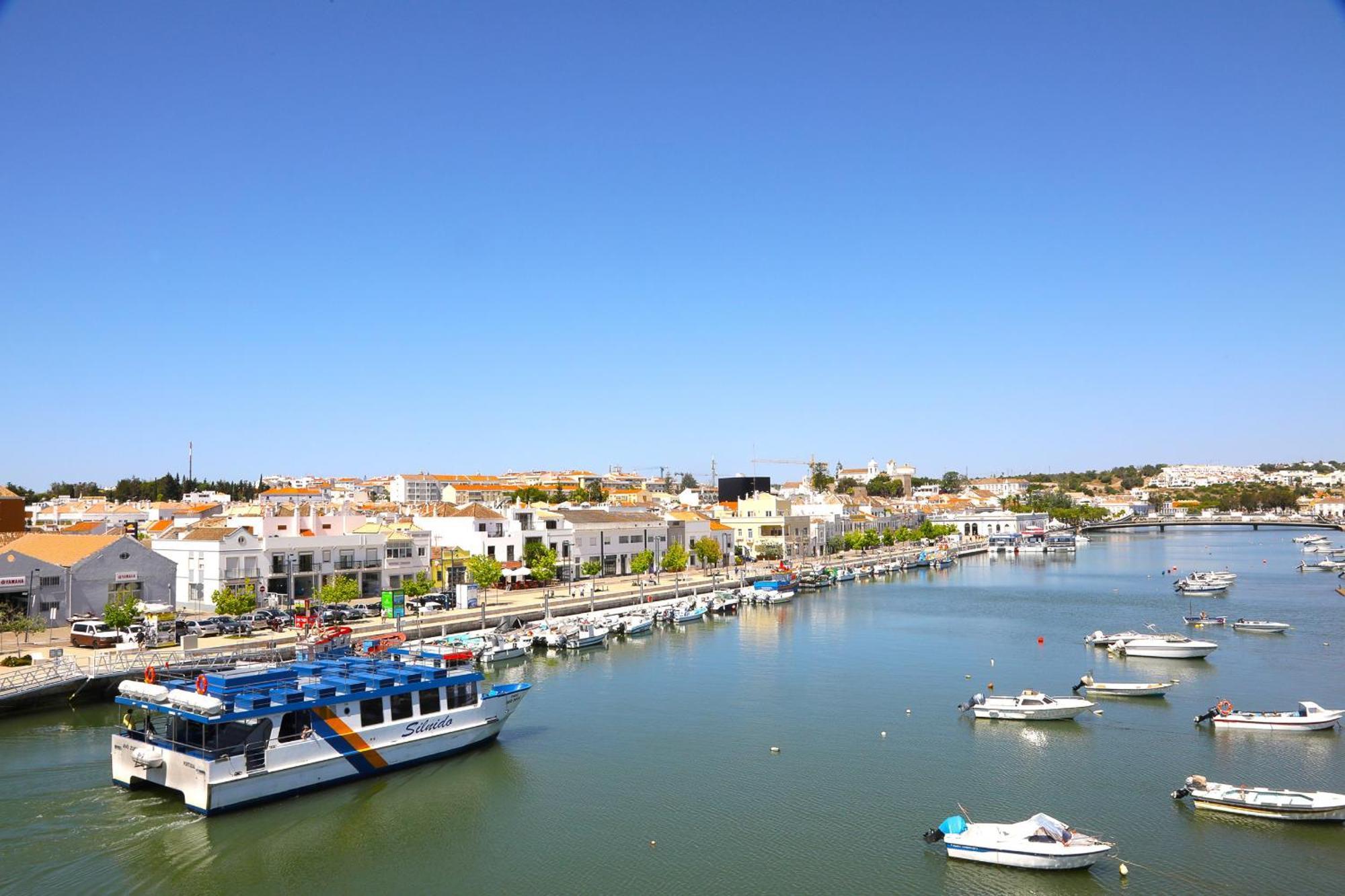 Вилла Stylish Townhouse In Tavira Centre, Shared Pool Экстерьер фото